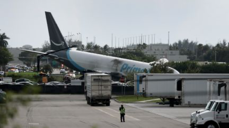 Source-supplied image for: Cinq personnes sont mortes après la sortie de piste d'un avion-cargo d'Amazon à Miami